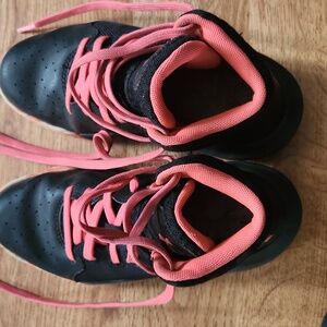 Under Armour size 1.5M youth Basketball sneaker